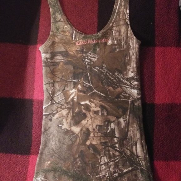 Three tank tops - Picture 3 of 9